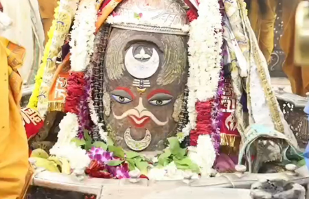ओम, चंद्रमा, बेलपत्र और मोगरे की माला से सजे बाबा महाकाल, की गई भव्य भस्म आरती