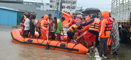 महाराष्ट्र में भारी बारिश से तबाही, एनडीआरएफ का बचाव अभियान तेज, नेवी अलर्ट पर महाराष्ट्र में भारी बारिश से तबाही, एनडीआरएफ का बचाव अभियान तेज, नेवी अलर्ट पर