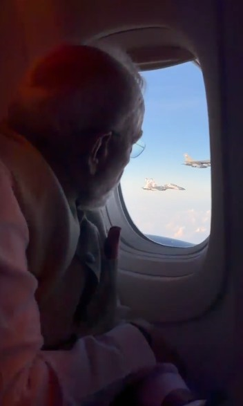 जकार्ता पहुंचे पीएम मोदी, राष्ट्रपति सुबियांतो ने किया स्वागत जकार्ता पहुंचे पीएम मोदी, राष्ट्रपति सुबियांतो ने किया स्वागत