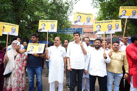 एलएनजेपी अस्पताल के बाहर ‘आप’ का मौन प्रदर्शन, 650 करोड़ रुपए के कथित दवा घोटाले पर सरकार को घेरा एलएनजेपी अस्पताल के बाहर ‘आप’ का मौन प्रदर्शन, 650 करोड़ रुपए के कथित दवा घोटाले पर सरकार को घेरा