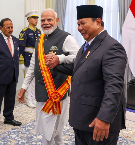 ऐतिहासिक, गहरे संबंधों को समर्पित पीएम मोदी ने सर्वोच्च सम्मान के लिए इंडोनेशियाई सरकार को दिया धन्यवाद ऐतिहासिक, गहरे संबंधों को समर्पित पीएम मोदी ने सर्वोच्च सम्मान के लिए इंडोनेशियाई सरकार को दिया धन्यवाद