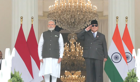 जकार्ता में पीएम मोदी का भव्य तरीके से हुआ औपचारिक स्वागत, राष्ट्रपति सुबियांतो के साथ करेंगे द्विपक्षीय बैठक जकार्ता में पीएम मोदी का भव्य तरीके से हुआ औपचारिक स्वागत, राष्ट्रपति सुबियांतो के साथ करेंगे द्विपक्षीय बैठक