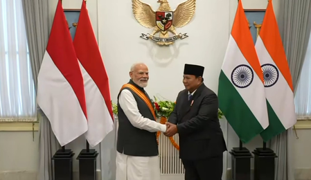 इंडोनेशिया ने भी पीएम मोदी को सर्वोच्च सम्मान से नवाजा, बिन्तांग अदिपुर्ना मेडल से हुए सम्मानित इंडोनेशिया ने भी पीएम मोदी को सर्वोच्च सम्मान से नवाजा, बिन्तांग अदिपुर्ना मेडल से हुए सम्मानित