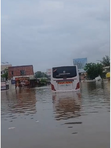 महाराष्ट्र भारी बारिश से कई जिले प्रभावित; पुणे में फंसी बस, कहीं जमा पानी तो कहीं खिसकी जमीन महाराष्ट्र भारी बारिश से कई जिले प्रभावित; पुणे में फंसी बस, कहीं जमा पानी तो कहीं खिसकी जमीन