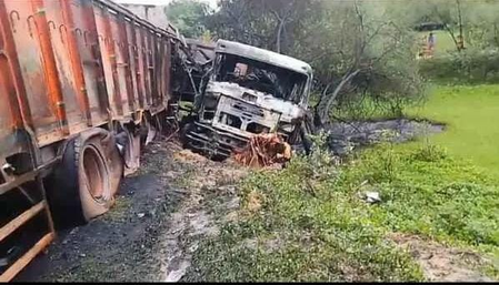 झारखंड सरायकेला में हाइवा-ट्रेलर की भिड़ंत के बाद लगी आग, दो चालकों की मौत झारखंड सरायकेला में हाइवा-ट्रेलर की भिड़ंत के बाद लगी आग, दो चालकों की मौत