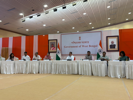 तारातला हादसा सीएम सुवेंदु अधिकारी ने पीड़ित परिवारों को सौंपे मुआवजा राशि के चेक तारातला हादसा सीएम सुवेंदु अधिकारी ने पीड़ित परिवारों को सौंपे मुआवजा राशि के चेक