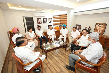 पंजाब में 2027 विधानसभा चुनाव की तैयारियों में जुटी कांग्रेस, प्रदेश कांग्रेस कमेटी की बैठक में शामिल हुए भूपेश बघेल