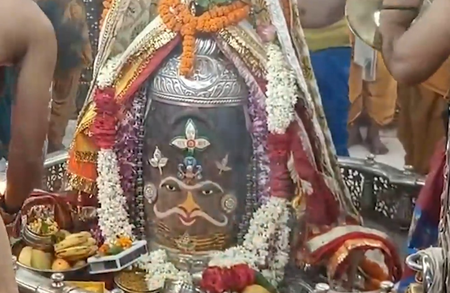 राम नाम के बेलपत्र से सजे बाबा महाकाल, भस्म आरती में श्रद्धालुओं की भारी भीड़ राम नाम के बेलपत्र से सजे बाबा महाकाल, भस्म आरती में श्रद्धालुओं की भारी भीड़