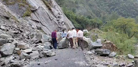 चमोली नंदप्रयाग-नंदानगर मार्ग पर पहाड़ी से भारी मात्रा में बोल्डर और मलबा गिरा, रास्ता बंद होने से लोग परेशान चमोली नंदप्रयाग-नंदानगर मार्ग पर पहाड़ी से भारी मात्रा में बोल्डर और मलबा गिरा, रास्ता बंद होने से लोग परेशान