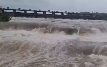 महाराष्ट्र खड़कवासला बांध का जलस्तर से तेजी से बढ़ रहा, मुथा नदी में छोड़ा जाएगा 27,203 क्यूसेक पानी महाराष्ट्र खड़कवासला बांध का जलस्तर से तेजी से बढ़ रहा, मुथा नदी में छोड़ा जाएगा 27,203 क्यूसेक पानी