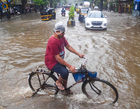 मुंबई में लगातार बारिश का असर, विहार झील के बाद तुलसी झील में भी शुरू हुआ ओवरफ्लो मुंबई में लगातार बारिश का असर, विहार झील के बाद तुलसी झील में भी शुरू हुआ ओवरफ्लो