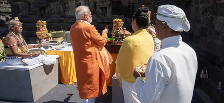 प्रधानमंत्री नरेंद्र मोदी ने प्रम्बानन मंदिर में की आरती प्रधानमंत्री नरेंद्र मोदी ने प्रम्बानन मंदिर में की आरती