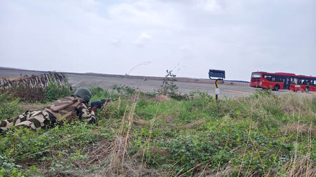राजकोट एयरपोर्ट पर हाईजैकिंग से निपटने की तैयारी का अभ्यास, सीआईएसएफ ने किया एंटी-हाईजैकिंग मॉक ड्रिल राजकोट एयरपोर्ट पर हाईजैकिंग से निपटने की तैयारी का अभ्यास, सीआईएसएफ ने किया एंटी-हाईजैकिंग मॉक ड्रिल