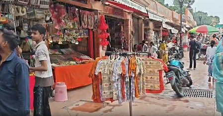 राम मंदिर चढ़ावा विवाद का अयोध्या के कारोबार पर असर, व्यापारियों ने जताई चिंता राम मंदिर चढ़ावा विवाद का अयोध्या के कारोबार पर असर, व्यापारियों ने जताई चिंता