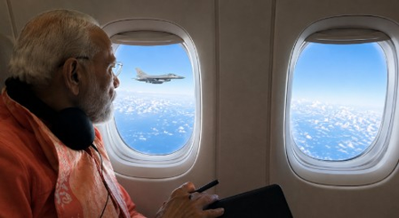 पीएम मोदी की इंडोनेशिया यात्रा का भव्य समापन, 5 फाइटर जेट्स ने दी सलामी पीएम मोदी की इंडोनेशिया यात्रा का भव्य समापन, 5 फाइटर जेट्स ने दी सलामी