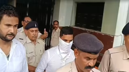 जमशेदपुर के हिमांशु सिंह हत्याकांड में दो लाख के इनामी मुख्य आरोपी विश्वनाथ मंडल ने कोर्ट में किया सरेंडर जमशेदपुर के हिमांशु सिंह हत्याकांड में दो लाख के इनामी मुख्य आरोपी विश्वनाथ मंडल ने कोर्ट में किया सरेंडर