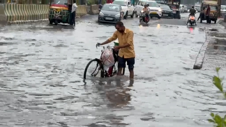 एनसीआर में मानसून मेहरबान लगातार बारिश से पारा लुढ़का, आज भी येलो अलर्ट; जाम से जनजीवन प्रभावित एनसीआर में मानसून मेहरबान लगातार बारिश से पारा लुढ़का, आज भी येलो अलर्ट; जाम से जनजीवन प्रभावित