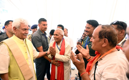 अमरनाथ यात्रा एलजी मनोज सिन्हा ने पंथा चौक यात्री ट्रांजिट कैंप का किया निरीक्षण, श्रद्धालुओं को हर सुविधा सुनिश्चित करने के दिए निर्देश अमरनाथ यात्रा एलजी मनोज सिन्हा ने पंथा चौक यात्री ट्रांजिट कैंप का किया निरीक्षण, श्रद्धालुओं को हर सुविधा सुनिश्चित करने के दिए निर्देश