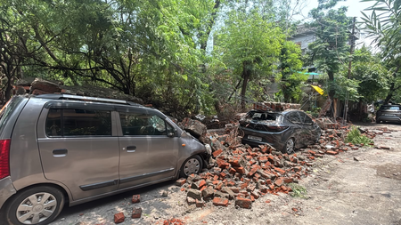 नोएडा में बारिश के बाद हादसा, सेक्टर-12 में दीवार ढहने से कई कारें क्षतिग्रस्त नोएडा में बारिश के बाद हादसा, सेक्टर-12 में दीवार ढहने से कई कारें क्षतिग्रस्त