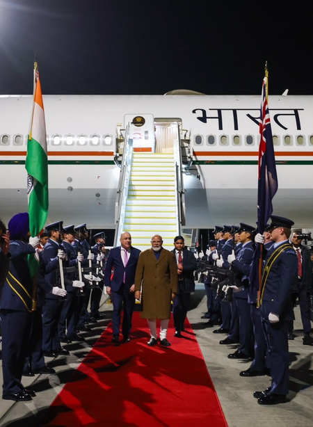 पीएम मोदी का न्यूजीलैंड दौरा शुरू, प्रधानमंत्री लक्सन ने एयरपोर्ट पर गर्मजोशी से किया स्वागत