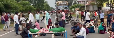 झारखंड गिरिडीह में नवविवाहिता की संदिग्ध मौत, परिजनों ने दहेज हत्या का आरोप लगाया, विरोध में सड़क जाम झारखंड गिरिडीह में नवविवाहिता की संदिग्ध मौत, परिजनों ने दहेज हत्या का आरोप लगाया, विरोध में सड़क जाम