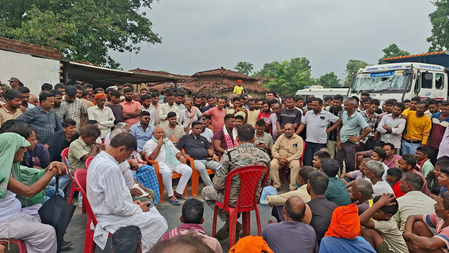 झारखंड चतरा में कोयला लदे वाहन ने सीआरपीएफ जवान को रौंदा, विरोध में 20 घंटे से सड़क जाम झारखंड चतरा में कोयला लदे वाहन ने सीआरपीएफ जवान को रौंदा, विरोध में 20 घंटे से सड़क जाम