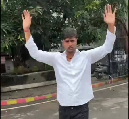 जमशेदपुर के हिमांशु सिंह हत्याकांड के एक और आरोपी ने थाना पहुंचकर किया सरेंडर जमशेदपुर के हिमांशु सिंह हत्याकांड के एक और आरोपी ने थाना पहुंचकर किया सरेंडर