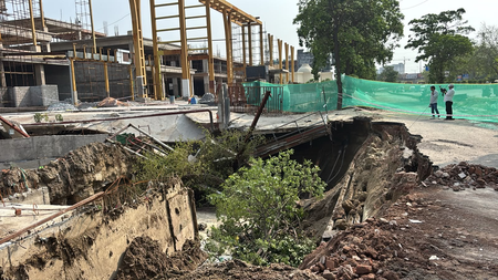 नोएडा सेक्टर-73 में निर्माणाधीन प्रोजेक्ट के पास सड़क धंसी, अथॉरिटी ने जांच के दिए निर्देश नोएडा सेक्टर-73 में निर्माणाधीन प्रोजेक्ट के पास सड़क धंसी, अथॉरिटी ने जांच के दिए निर्देश