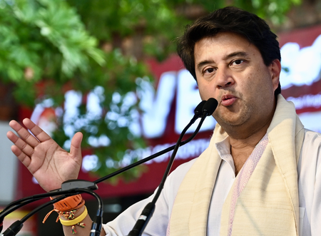केंद्रीय मंत्री सिंधिया का बड़ा ऐलान, 2592 युवाओं को मिलेगी नौकरी केंद्रीय मंत्री सिंधिया का बड़ा ऐलान, 2592 युवाओं को मिलेगी नौकरी