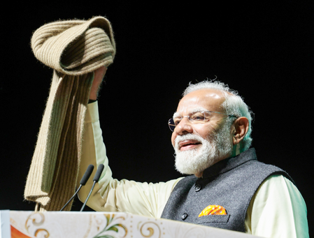 Muffler, cap and gloves: PM Modi shares with Indian diaspora his treasured memories of earlier visit to NZ Muffler, cap and gloves: PM Modi shares with Indian diaspora his treasured memories of earlier visit to NZ