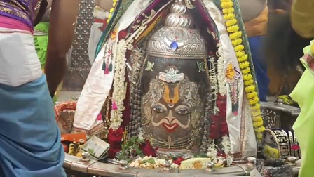 बेल पत्र, भांग-चन्दन, रजत मुकुट और रुद्राक्ष की माला से बाबा महाकाल का शृंगार, की गई भस्म आरती बेल पत्र, भांग-चन्दन, रजत मुकुट और रुद्राक्ष की माला से बाबा महाकाल का शृंगार, की गई भस्म आरती