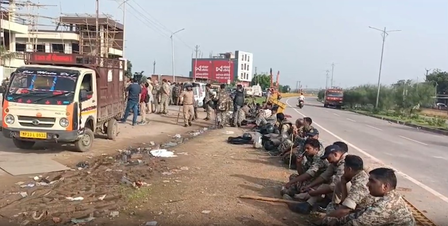 मध्य प्रदेश दतिया में 12 घंटे के बाद चक्काजाम को समाप्त किया गया, एएसपी समेत कई अधिकारी चोटिल मध्य प्रदेश दतिया में 12 घंटे के बाद चक्काजाम को समाप्त किया गया, एएसपी समेत कई अधिकारी चोटिल