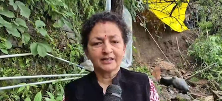 शिमला में भूस्खलन, स्थानीय लोगों ने कहा- कई घरों पर मंडरा रहा खतरा शिमला में भूस्खलन, स्थानीय लोगों ने कहा- कई घरों पर मंडरा रहा खतरा