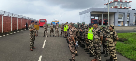 कन्नूर एयरपोर्ट पर एंटी-हाइजैकिंग मॉक ड्रिल, आपात स्थिति से निपटने के लिए कई एजेंसियों ने परखी तैयारी कन्नूर एयरपोर्ट पर एंटी-हाइजैकिंग मॉक ड्रिल, आपात स्थिति से निपटने के लिए कई एजेंसियों ने परखी तैयारी