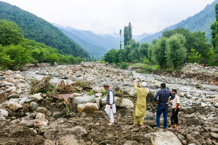 पहलगाम में बादल फटने के बाद अनंतनाग एसएसपी ने प्रभावित इलाके का किया दौरा पहलगाम में बादल फटने के बाद अनंतनाग एसएसपी ने प्रभावित इलाके का किया दौरा
