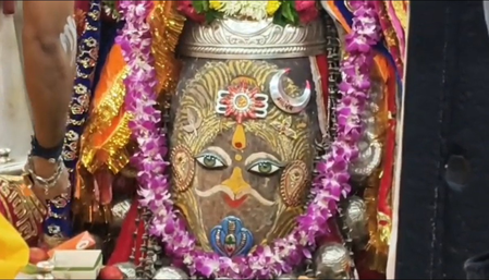 सूर्य, चंद्रमा, त्रिपुंड, नाग और कुंडल से सजे बाबा महाकाल, भस्म आरती में हजारों श्रद्धालु रहे मौजूद सूर्य, चंद्रमा, त्रिपुंड, नाग और कुंडल से सजे बाबा महाकाल, भस्म आरती में हजारों श्रद्धालु रहे मौजूद