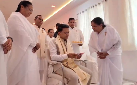 सीएम डॉ. प्रमोद सावंत ने दीप जलाकर किया राजनीतिज्ञ सम्मेलन का शुभारंभ, कई राज्यों के प्रतिनिधि शामिल सीएम डॉ. प्रमोद सावंत ने दीप जलाकर किया राजनीतिज्ञ सम्मेलन का शुभारंभ, कई राज्यों के प्रतिनिधि शामिल