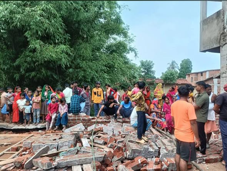 झारखंडः गिरिडीह में निर्माणाधीन मकान का छज्जा गिरा, मलबे में दबकर मां-बेटे की मौत झारखंडः गिरिडीह में निर्माणाधीन मकान का छज्जा गिरा, मलबे में दबकर मां-बेटे की मौत