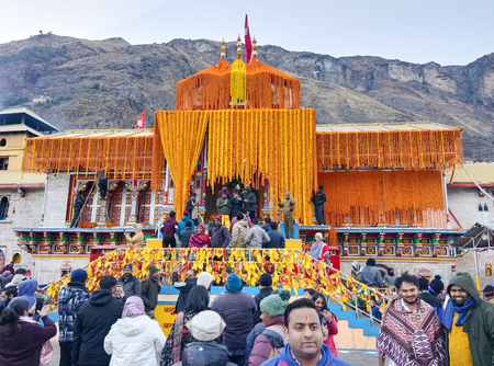 बद्रीनाथ धाम मंदिर में अनियमितता मामले में एसआईटी ने सौंपी जांच रिपोर्ट, कई बार चढ़ावा चोरी का दावा बद्रीनाथ धाम मंदिर में अनियमितता मामले में एसआईटी ने सौंपी जांच रिपोर्ट, कई बार चढ़ावा चोरी का दावा