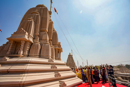 राम मंदिर ट्रस्ट ने आंकड़ों के साथ अफवाहों का किया खंडन, चढ़ावा मामले के बीच भी उमड़ रही श्रद्धालुओं की भीड़ राम मंदिर ट्रस्ट ने आंकड़ों के साथ अफवाहों का किया खंडन, चढ़ावा मामले के बीच भी उमड़ रही श्रद्धालुओं की भीड़