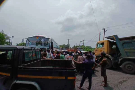 झारखंडः हजारीबाग में सड़क हादसे के बाद एनटीपीसी का कोयला परिवहन ठप, मुआवजे एवं नौकरी की मांग पर ग्रामीणों का प्रदर्शन