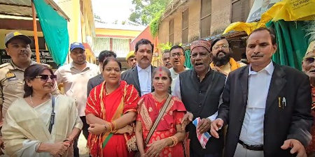ज्ञानवापी विवाद पर मध्यस्थता बैठक, हिंदू पक्ष ने कहा- यह मंदिर है, हमें सौंपा जाए ज्ञानवापी विवाद पर मध्यस्थता बैठक, हिंदू पक्ष ने कहा- यह मंदिर है, हमें सौंपा जाए