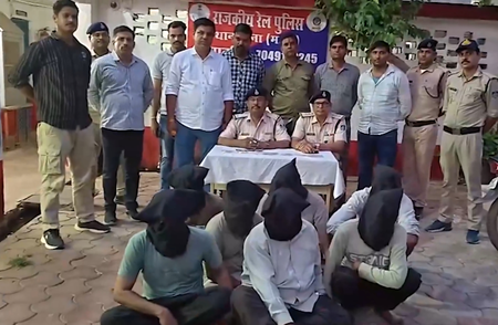 गुना ट्रेनों में चोरी करने वाले अंतरराज्यीय गैंग का भंडाफोड़, 9 आरोपी गिरफ्तार, 15 लाख के सोने के आभूषण बरामद गुना ट्रेनों में चोरी करने वाले अंतरराज्यीय गैंग का भंडाफोड़, 9 आरोपी गिरफ्तार, 15 लाख के सोने के आभूषण बरामद