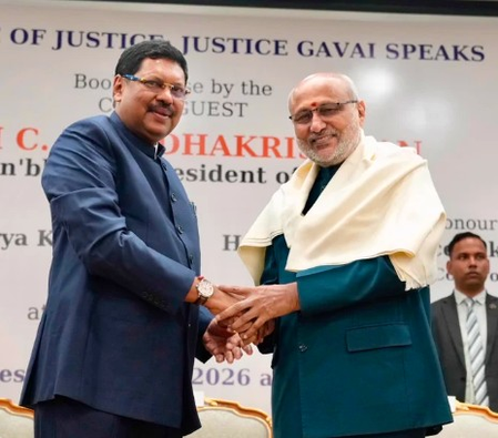 उपराष्ट्रपति ने द वॉयस ऑफ जस्टिस जस्टिस गवई स्पीक्स पुस्तक का किया विमोचन उपराष्ट्रपति ने द वॉयस ऑफ जस्टिस जस्टिस गवई स्पीक्स पुस्तक का किया विमोचन