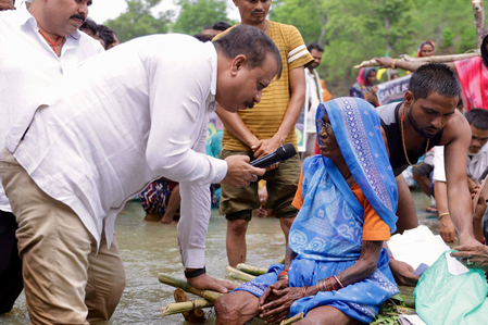 केन-बेतवा लिंक परियोजना के प्रभावित किसानों के सम्मान की लड़ाई है उमंग सिंघार केन-बेतवा लिंक परियोजना के प्रभावित किसानों के सम्मान की लड़ाई है उमंग सिंघार