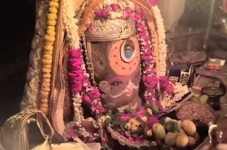 गुप्त नवरात्र के पहले दिन विशेष रूप से चंद्रमा और बिंदी से सजे बाबा महाकाल, उमड़े हजारों श्रद्धालु