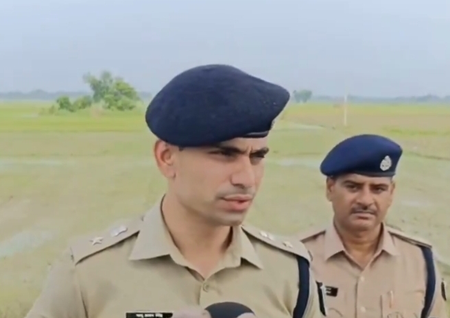 बिहार खगड़िया में पुलिसकर्मी की पिस्तौल छीनकर भागा आरोपी गिरफ्तार, जवाबी कार्रवाई में पैर में लगी गोली बिहार खगड़िया में पुलिसकर्मी की पिस्तौल छीनकर भागा आरोपी गिरफ्तार, जवाबी कार्रवाई में पैर में लगी गोली