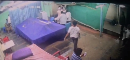 बेलगावी के जिमखाना क्लब में फायरिंग की कोशिश, हमले का घटनाक्रम सीसीटीवी में कैद बेलगावी के जिमखाना क्लब में फायरिंग की कोशिश, हमले का घटनाक्रम सीसीटीवी में कैद