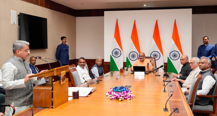 उपराष्ट्रपति ने मंसूर अली खान और रजनीश कुमार अग्रवाल को दिलाई राज्यसभा की सदस्यता उपराष्ट्रपति ने मंसूर अली खान और रजनीश कुमार अग्रवाल को दिलाई राज्यसभा की सदस्यता