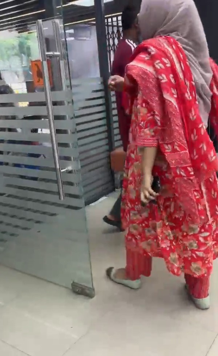 हैदराबाद में हिंदू छात्र से जबरन कलमा और फातिहा पढ़वाने का आरोप, भारी विरोध के बाद स्कूल ने टीचर को निकाला हैदराबाद में हिंदू छात्र से जबरन कलमा और फातिहा पढ़वाने का आरोप, भारी विरोध के बाद स्कूल ने टीचर को निकाला